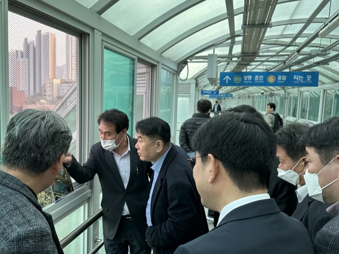 민병주 의원은 신내차량기지, 신내4지구 등 신내IC 일대 현장을 견학하고 사업관계자를 격려했다.