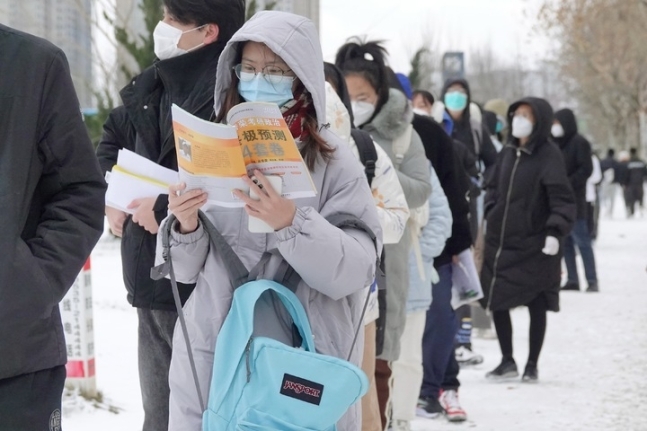 중국 동부 산둥성 옌타이의 한 고등학교에서 한 수험생이 대학원 입학시험 시험장에 들어가기 전 복습을 하고 있는 모습. 사진은 기사 내용과 무관함. 2022.12.24 신화 뉴시스