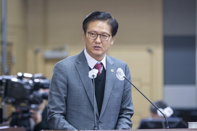 제338회 임시회에서 도정질문을 하는 경북도의회 최덕규 의원