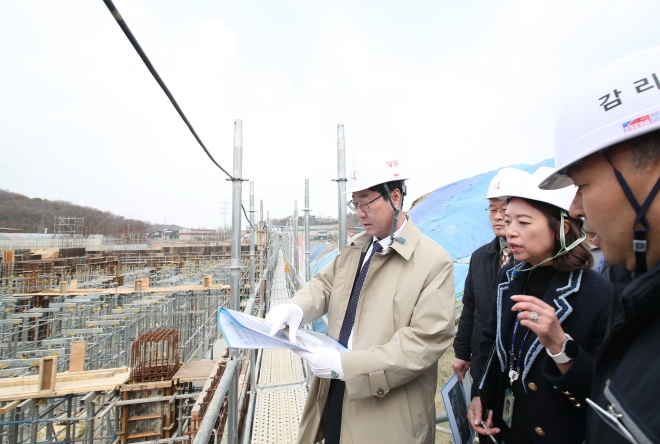 정명근 경기 화성시장이 지난 1일 화성시 향남읍 제암리 ‘화성시 독립운동기념관’ 건립 현장을 점검하고 있다. 화성시