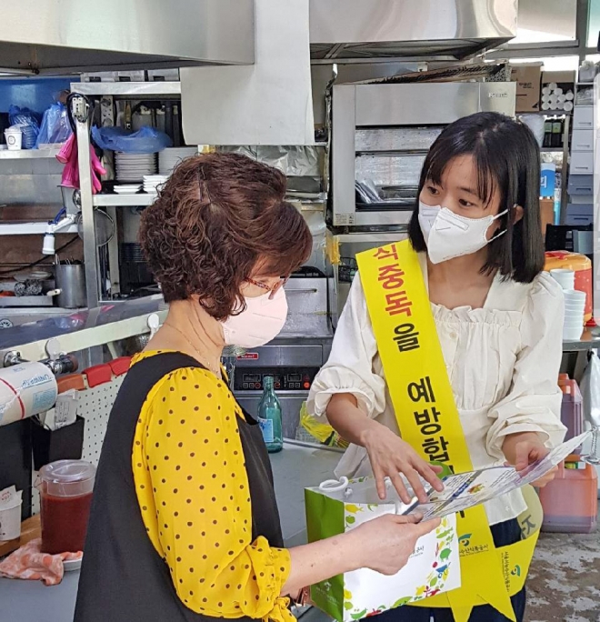 식품접객업소 종사자를 대상으로 위생 의식 홍보를 하고 있다. 서울시농수산식품공사 제공