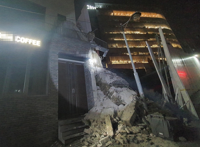 서울 용산구 한남동주민센터 앞 6층짜리 건물 1층에 있는 커피숍 테라스의 오른쪽 외벽이 무너졌다.  연합뉴스