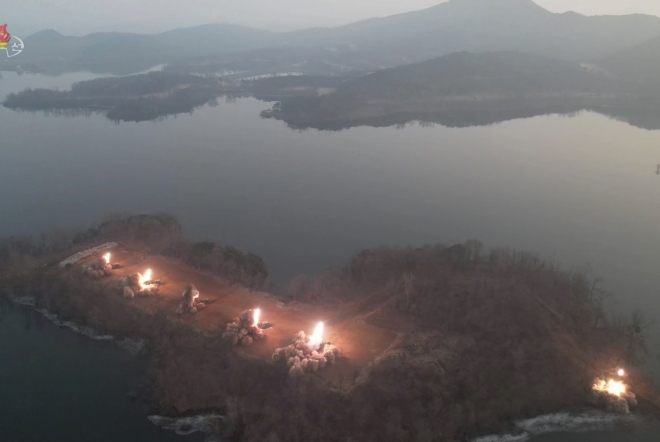 북한 김정은, 딸 ‘주애’와 전술유도무기 훈련 참관