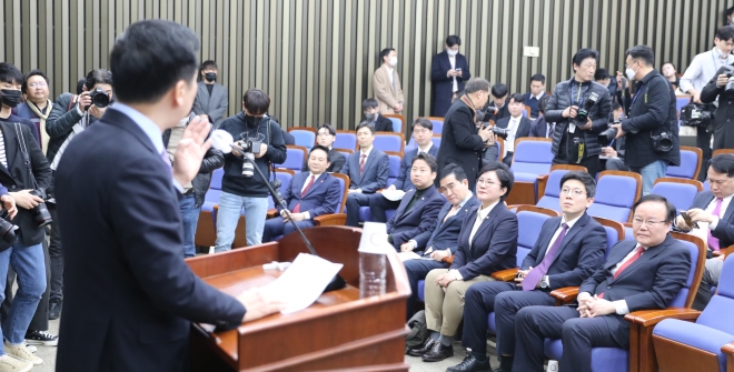 10일 오전 서울 여의도 국회에서 열린 국민의힘 정책의원총회에서 최고위원들 및 원희룡 국토교통부장관이 김기현 신임 대표의 인사말을 경청하고 있다. 뉴시스