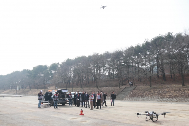 현장방문을 통해 드론 시연을 관람하고 있는 성남시의회 경제환경위원회. 성남시의회 제공