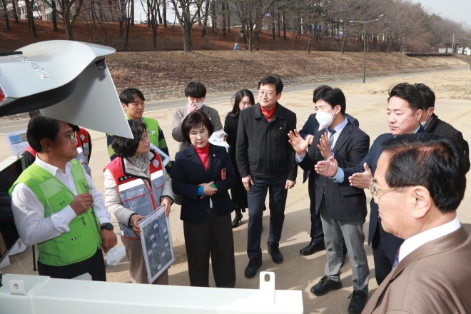 성남시의회 경제환경위원회는 지난 9일 ‘스마트 산림 운영을 위한 드론 시연’ 현장방문을 실시했다. 성남시의회 제공