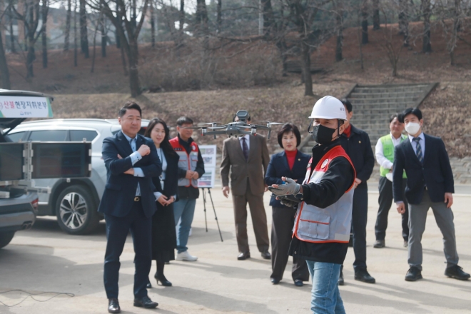 현장방문을 통해 드론 시연을 관람하고 있는 성남시의회 경제환경위원회. 성남시의회 제공