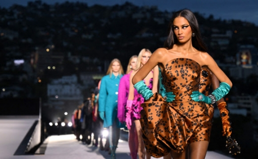 Models walk the runway during the Versace Fall/Winter 2023 fashion show on March 9, 2023, in West Hollywood, California. AFP연합뉴스