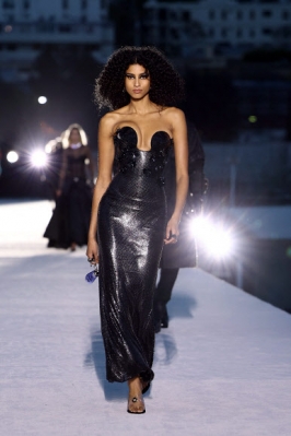 WEST HOLLYWOOD, CALIFORNIA - MARCH 09: Imaan Hammam walks the runway during the Versace FW23 Show at Pacific Design Center on March 09, 2023 in West Hollywood, California. Getty AFP 연합뉴스