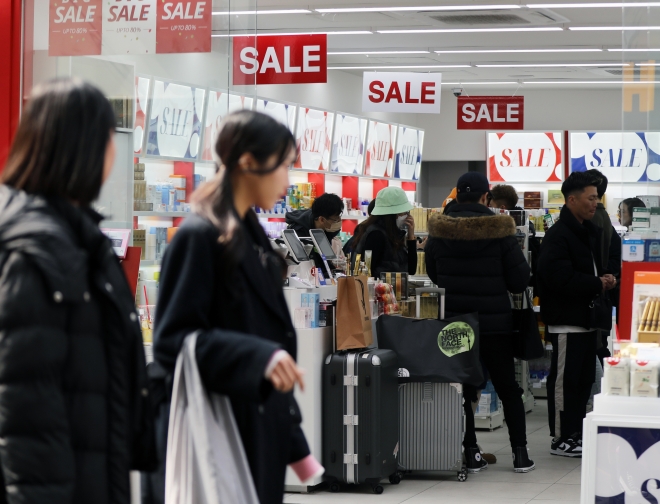 10일 오후 서울 중구 명동거리의 한 화장품 가게에서 외국인 관광객들이 쇼핑을 하고 있다.  2023.3.10 뉴스1