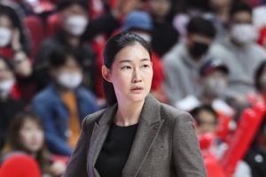 박정은 BNK 감독, 19년 뛴 삼성생명 상대로 WKBL 새역사