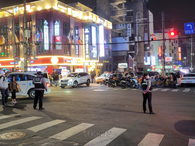 지난 10일 밤 서울 마포경찰서 홍익지구대 경찰관들이 주취 신고를 받고 홍대입구 거리에 출동해 있다.