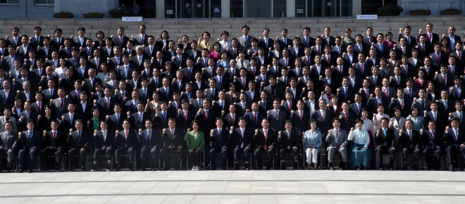 김진표 국회의장과 여·야 대표 및 의원들이 지난해 9월 1일 서울 여의도 국회 본관 앞 야외계단에서 제21대 후반기 국회의원 단체사진을 촬영하고 있다. 연합뉴스