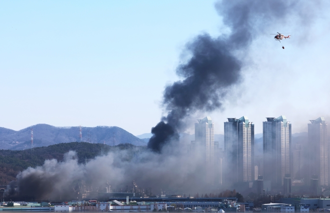 13일 오전 대전시 대덕구 목상동 한국타이어 공장에서 난 불로 인한 연기가 공중으로 치솟고 있다. 소방헬기가 연신 물을 뿌리며 진화작업을 펼치고 있다. 연합뉴스