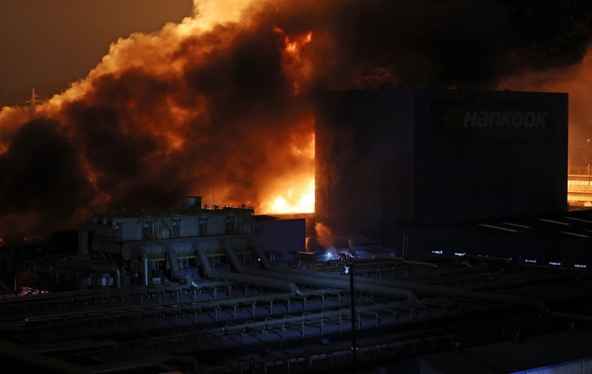 12일 밤부터 한국타이어 대전공장에서 불이 나 연기와 화염이 하늘로 치솟고 있다.