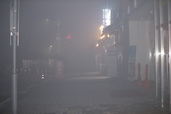 한국타이어 대전공장 화재로 인근 아파트와 거리들이 검은 연기에 휩싸여 자욱하다.