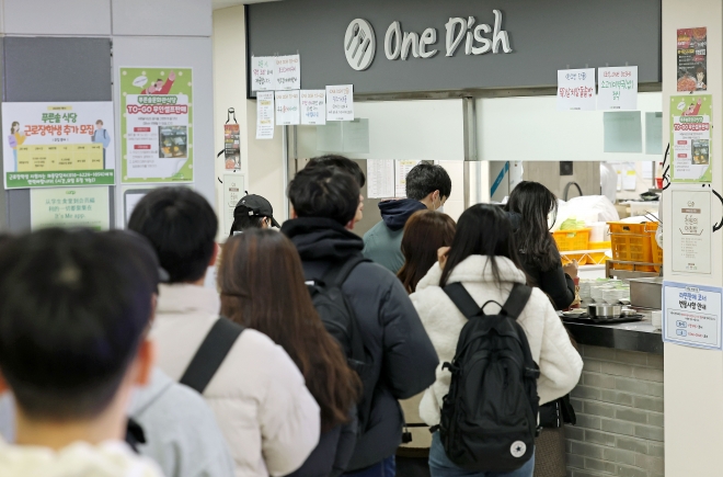 붐비는 대학교 학생 식당