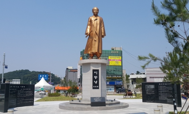 충남 천안에 설치된 석오 이동녕 선생 동상. 천안시 제공