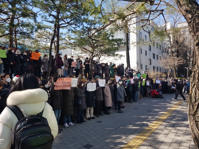 13일 서울 강남구청 앞을 찾아 침묵 시위를 벌이고 있는 개포자이 프레지던스 입주예정자들. 독자 제공
