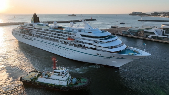 독일 국적의 크루즈 아마데아호가 13일 오전 강원 속초항에 입항하고 있다. 크루즈선이 국내에 들어온 것은 코로나19 이후 3년 만이다. 올해 160여 차례 크루즈선이 국내에 입항할 것으로 예상된다. 속초 연합뉴스