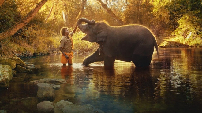 제95회 아카데미상 단편 다큐멘터리상을 수상한  인도 영화 ‘아기 코끼리와 노부부“의 한 장면. 봄만과 라구가 물장난을 치며 즐거운 한때를 보내고 있다. 넷플릭스 제공