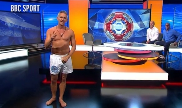 2015년 잉글랜드 프로축구 레스터 시티가 우승하면 속옷만 입은 채 방송하겠다고 약속한 개리 리네커가 BBC ‘매치 오브 더 데이’를 진행하며 약속을 지키고 있다.