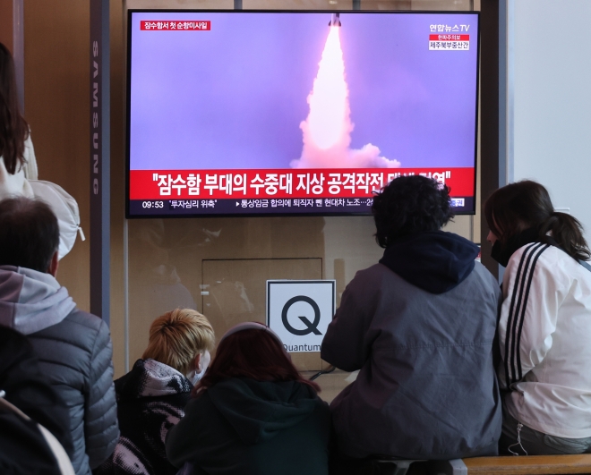 13일 서울역 TV에서 북한 미사일 발사 뉴스가 나오고 있다. 이날 조선중앙통신은 “12일 새벽 잠수함 ‘8·24영웅함’에서 전략순항미사일 2기를 발사했다”고 보도했다. 2023.3.13 연합뉴스