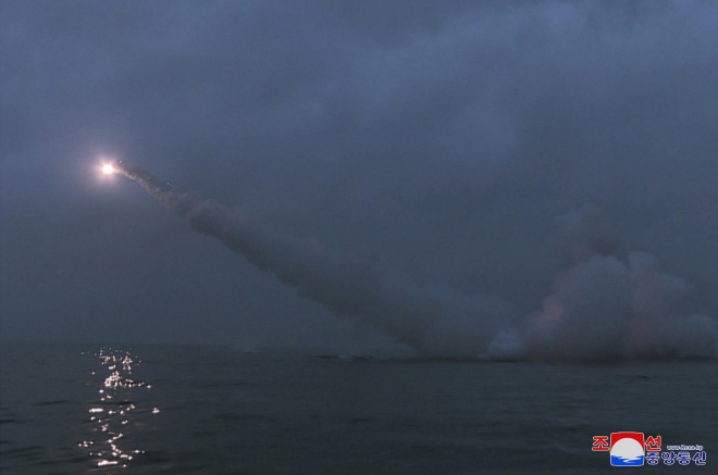 북한, 잠수함서 전략순항미사일 2기 발사
