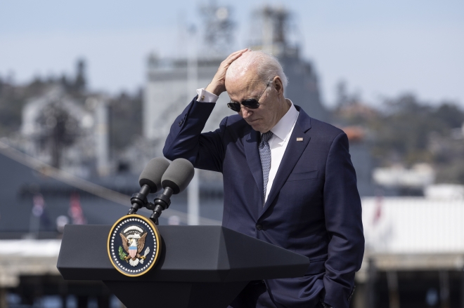 조 바이든 미국 대통령이 13일(현지시간) 미국 캘리포니아주 샌디에이고 포인트 로마 해군기지에서 앤서니 앨버니지 호주 총리, 리시 수낵 영국 총리와 오커스(AUKUS)  정상회의 후 기자회견을 하고 있다. 2023.3.13 EPA 연합뉴스