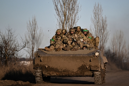 BMP 전차에 올라탄 우크라이나 병사들이 13일 격전지 바흐무트로 향하고 있다. 돈바스 AFP 연합뉴스