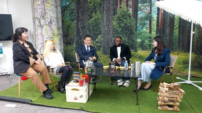 발대식 후 다문화정책의 다양성과 정책활용방안에 대해 논의하고 있다.