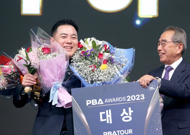 조재호가 김영수 PBA 총재로부터 프로당구(PBA) 대상을 수상하고 있다. [PBA 제공]