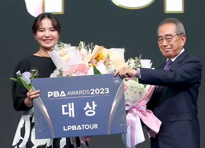 스롱 피아비가 김여수 총재에게 LPBA 대상을 받고 있다. [PBA 제공]