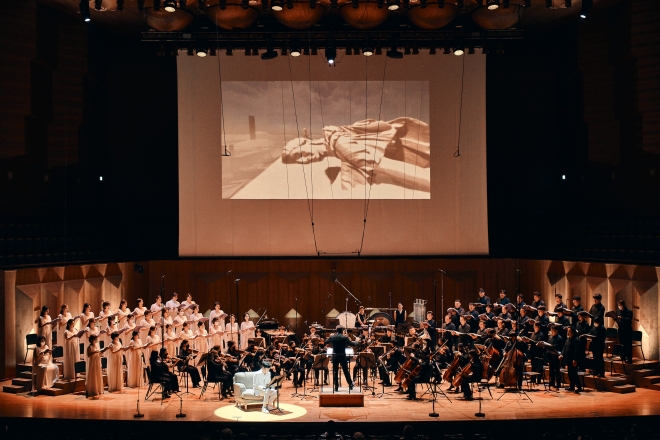 국립합창단이 창단 50주년을 맞아 준비한 ‘한국합창교향곡’은 격변하는 시대 속 나라를 지키기 위해 희생된 선조들을 되새기고 민족적 기상과 긍지로 새로운 대한민국을 만들어 나가기 위한 희망의 메시지를 담았다. 1년여를 곡 작업에 쏟아부은 한아름 작곡가는 도산 안창호, 백범 김구, 시인 김소월 등 한국 근현대사 인물들의 말과 ‘아리랑’의 선율을 조화시켜 공감을 이끌어 내고자 했다. 국립합창단 제공