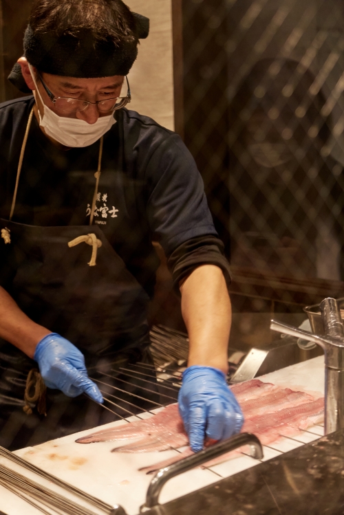 일본의 한 식당에서 요리사가 장어를 굽기 좋은 방식으로 손질하고 있다.