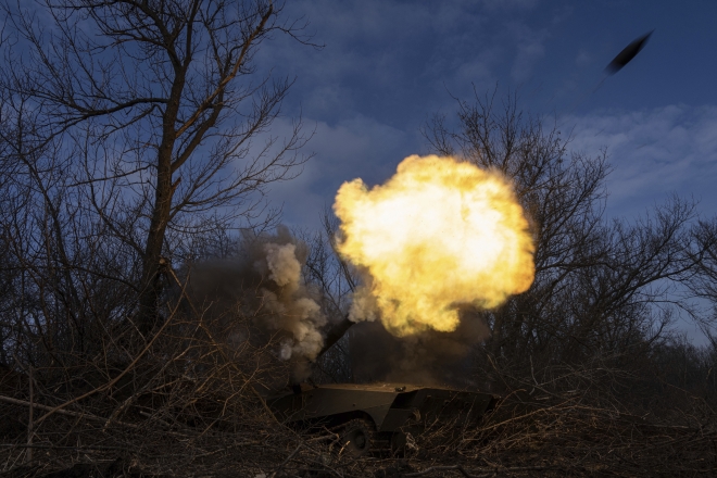 우크라이나가 10일(현지시간) 바흐무트 인근 최전방에서 러시아의 공습부대를 향해 곡사포를 발사하고 있다. 바흐무트 AP 연합뉴스