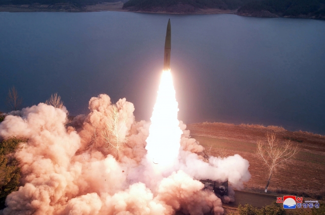 북한은 전날 황해남도 장연군 일대에서 지상대지상(지대지) 전술탄도미사일 2발을 사격했다고 밝혔다. 연합뉴스
