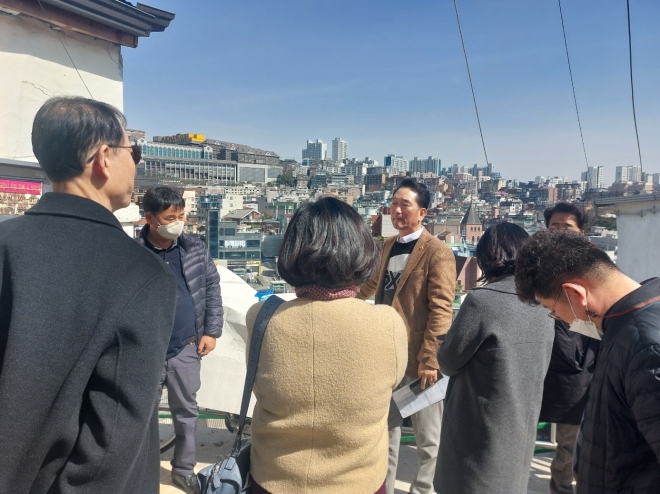 성북구 정릉동 314번지 일대를 둘러보며 주민들의 의견을 듣는 김태수 의원