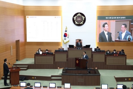 제316회 정례회 3차 본회의에서 시정질문 중인 유정인 의원