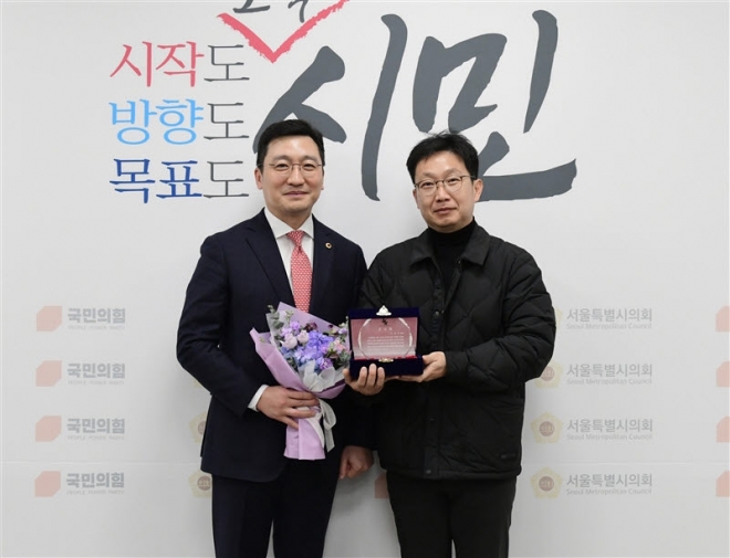 이수중학교 학부모로부터 감사패를 받은 고광민 의원(왼쪽)