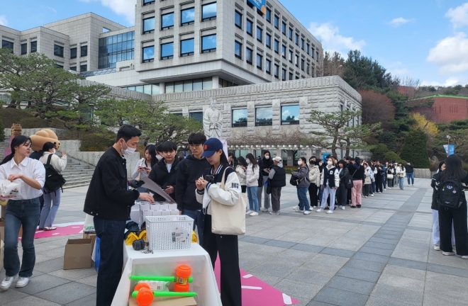 천안시가 15일 단국대 천안캠퍼스에서 ‘빵의 도시 천안’ 브랜드의 전국적 확산 등을 위한 팝업스토어를 진행하고 있다. 천안시 제공