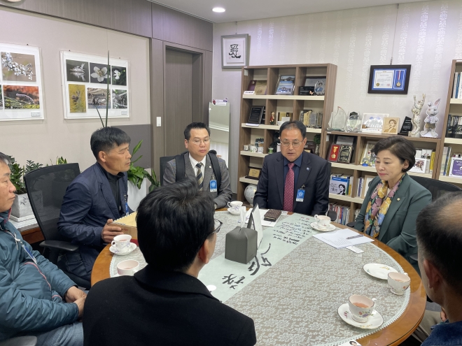 순천시 해룡면 사회단체장 협의회원들이 남인순 국회 정개특위 위원장에게 순천지역 선거구 정상화를 촉구하는 지지 명단 6000여명의 서명부를 전달한 후 얘기를 나누고 있다.