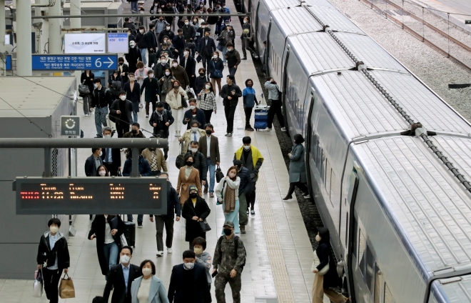 15일 서울역에서 마스크를 착용한 시민들이 열차에서 내려 목적지로 이동하고 있다. 2023.3.15 뉴스1
