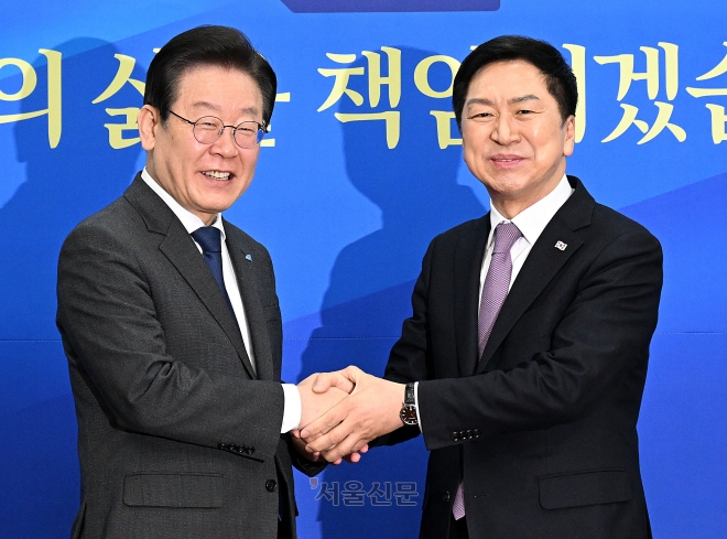 김기현(오른쪽) 국민의힘 대표와 이재명 더불어민주당 대표가 15일 국회에서 만나 악수하고 있다.  오장환 기자