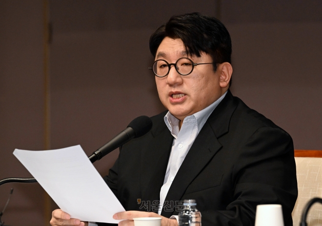 방시혁 하이브 의장이 15일 서울 중구 한국프레스센터에서 열린 관훈포럼에서 케이팝의 미래에 대한 의견을 밝히고 있다. 도준석 기자