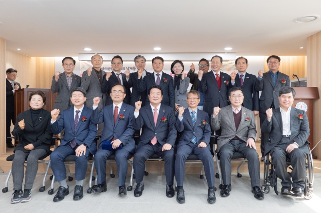 지난 7일 ‘대한민국상이군경회’ 서울시지부로부터 감사패를 받은 유만희 의원(앞줄 왼쪽 에서 두 번째)과 참석자들이 다같이 기념촬영을 하고 있다.