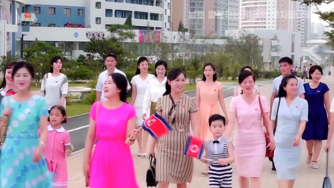 북한 조선중앙TV는 8일 평양 거리를 오가는 사람들의 옷차림이 다채로워지고 있다고 보도했다. 사진은 여러 디자인의 달린옷(원피스의 북한식 표현)을 입은 북한 여성들의 모습.  2023.3.8  조선중앙TV 화면 연합뉴스