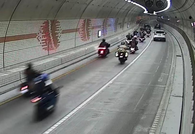 지난해 1월 10여명의 라이더들이 오토바이를 타고 보령해저터널을 줄지어 달리고 있다.