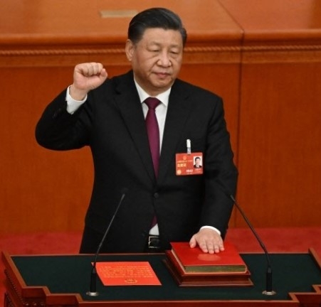 시진핑 중국 국가주석이 지난 10일 베이징에서 열린 전국인민대표대회에서 국가주석 3연임에 만장일치로 성공한 뒤 당선인 선서를 하고 있다. 연합뉴스