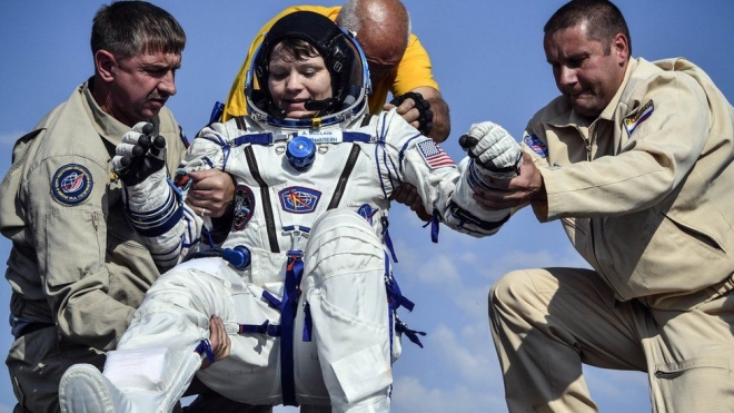 2019년 여성 우주비행사 앤 맥클레인이 우주복을 입은 채 적응 훈련을 받으며 힘겨워하고 있다. 결국 맥클레인은 우주복이 맞지 않는다는 결론이 내려져 남성 우주비행사 닉 헤이그로 대체됐다. AFP 자료사진